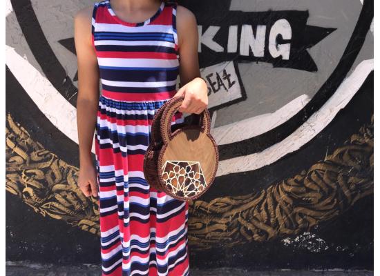 شنتة مصنوعة من خشب الزيتون مزخرفة  بعظم الجمل و صدف البحر